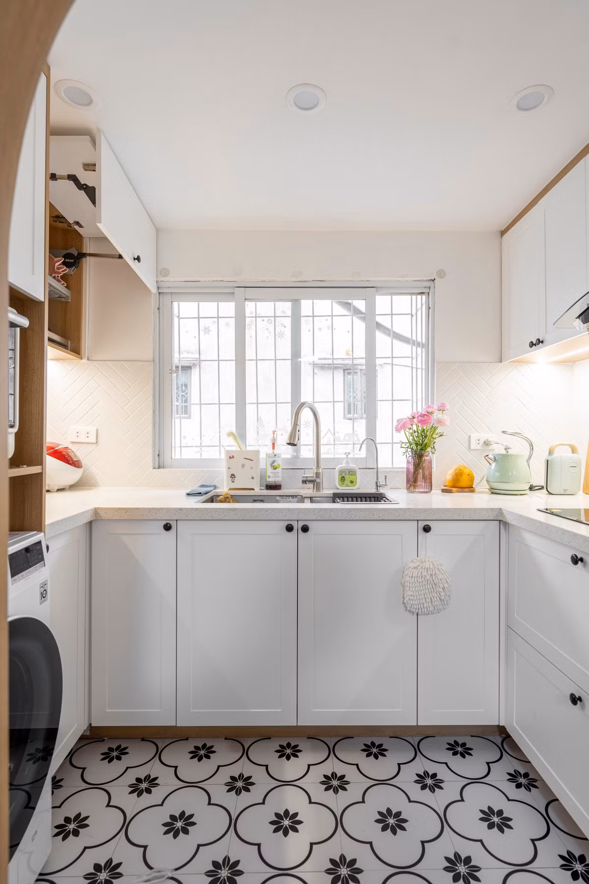 "Góc yêu thích của mình, khu bếp hướng ra ngoài cửa số nên rất thoáng và sạch sẽ".