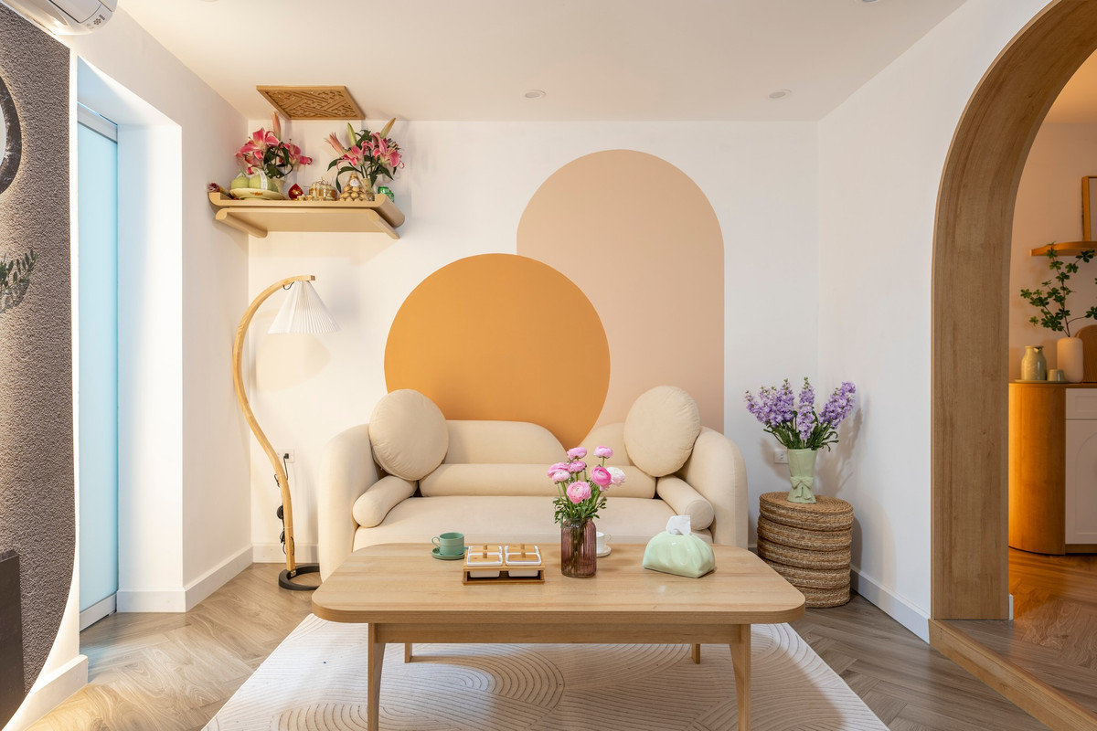 "Phòng khách ấm úng, nhỏ xinh của mình. Thực ra là chiếc bàn kia không thuộc về em ấy, nhưng do bàn đặt chưa hoàn thiện nên mình dùng tạm em ấy cho đong đầy cảm xúc".