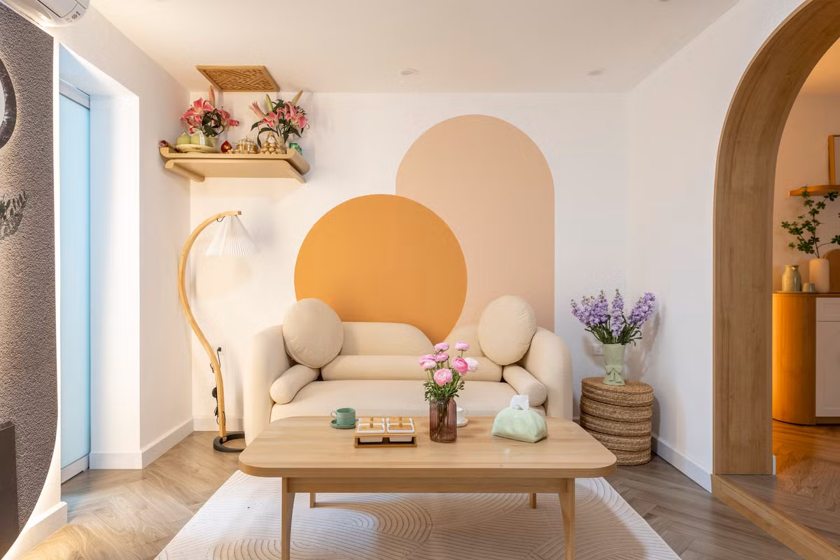 "Phòng khách ấm úng, nhỏ xinh của mình. Thực ra là chiếc bàn kia không thuộc về em ấy, nhưng do bàn đặt chưa hoàn thiện nên mình dùng tạm em ấy cho đong đầy cảm xúc".