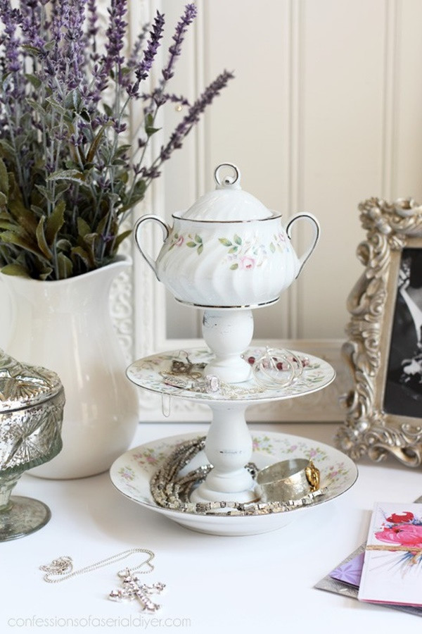 Bạn có thấy chiếc khay để đựng đồ trang sức này thật đẹp và trang nhã? Vòng tay, khuyên tai, nhẫn những thứ thường dùng đều được sắp xếp đẹp mắt trên chiếc khay này. Đặt thêm lên đĩa vài con thú nhỏ xinh bằng sứ sẽ khiến tác phẩm của bạn sinh động hơn.