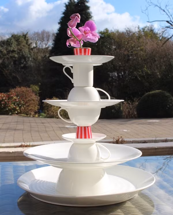 Nếu muốn thử thách bản thân bạn có thể lựa chọn thay thanh kim loại bằng những chiếc cốc, úp xuôi úp ngược gắn chặt vào nhau và thế là bạn đã có một giá đựng đồ điểm tâm tráng miệng vô cùng độc đáo, cá tính. 