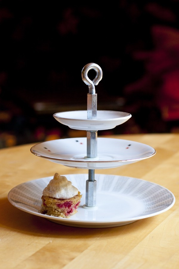 Những đồ sứ vintage nếu được tái chế làm thành giá đựng bánh kẹo nhiều tầng sẽ vô cùng thích hợp. Chọn một bộ đĩa cùng màu cùng tông với kích thước khác nhau, một thanh kim loại có ren và những chiếc chốt cố định, vậy là bạn đã có một khay bánh kẹo vô cùng tranh nhã, lịch sự cho những buổi tiệc trà chiều.