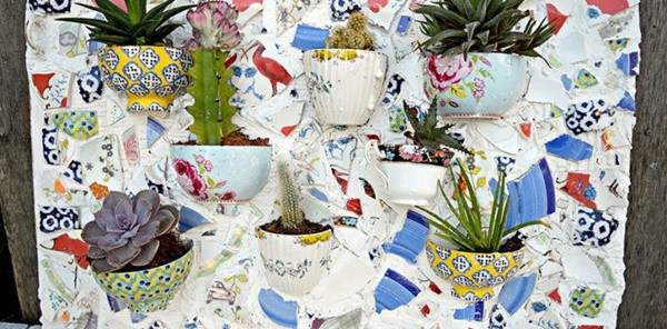 Những sản phẩm màu sắc sặc sỡ như thế này cũng có thể được yêu thích và khả năng tái chế không bị giới hạn chút nào. Đập chúng thành những mảnh vụn, và thế là bạn đã có nguyên liệu cho một bức tranh gốm phong cách, tự do và phóng khoáng rồi đó. Giờ chỉ còn trông cậy vào mắt thẩm mỹ của bạn và nhớ mài nhẵn các góc cạnh để đảm bảo an toàn cho gia đình bạn nhé.