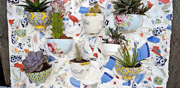 Những sản phẩm màu sắc sặc sỡ như thế này cũng có thể được yêu thích và khả năng tái chế không bị giới hạn chút nào. Đập chúng thành những mảnh vụn, và thế là bạn đã có nguyên liệu cho một bức tranh gốm phong cách, tự do và phóng khoáng rồi đó. Giờ chỉ còn trông cậy vào mắt thẩm mỹ của bạn và nhớ mài nhẵn các góc cạnh để đảm bảo an toàn cho gia đình bạn nhé.