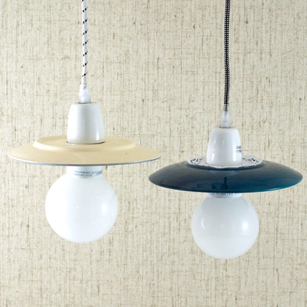 br/> Thử nghiệm đầu tiên dành cho bạn là một chiếc đui đèn thật khác lạ và hiện đại, làm bằng những chiếc đĩa nông lòng đã cũ. Nếu còn cảm thấy chưa hài lòng thì hãy thử thách độ sáng tạo của mình bằng cách sơn màu lên những chiếc đĩa đó. Chúng sẽ trở thành điểm nhấn cho căn bếp hay phòng ăn trở nên rực rỡ sắc màu.