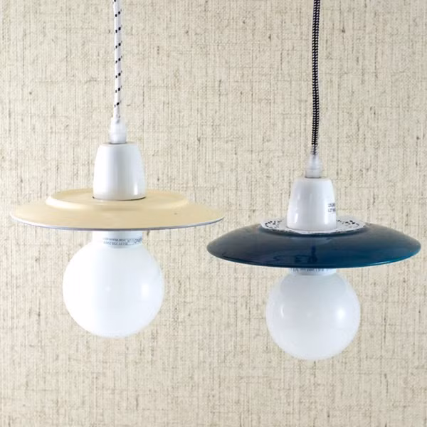 br/> Thử nghiệm đầu tiên dành cho bạn là một chiếc đui đèn thật khác lạ và hiện đại, làm bằng những chiếc đĩa nông lòng đã cũ. Nếu còn cảm thấy chưa hài lòng thì hãy thử thách độ sáng tạo của mình bằng cách sơn màu lên những chiếc đĩa đó. Chúng sẽ trở thành điểm nhấn cho căn bếp hay phòng ăn trở nên rực rỡ sắc màu.