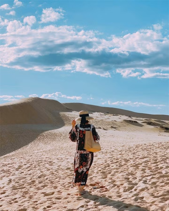 Không kỳ vĩ như Phong Nha – Kẻ Bàng cũng chẳng mang vẻ thơ mộng như biển Nhật Lệ, cồn cát Quang Phú hút hồn du khách với nét mộc mạc, hoang sơ của một khoảng trời bao la ngập trong màu trắng ngà huyền ảo.