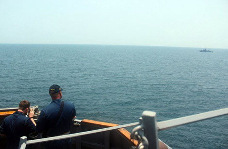 Tàu quét mìn HQ-862 (phía xa) diễn tập tìm kiếm cứu nạn với tàu USS Mc. Cain Mỹ, ngày 12/4.