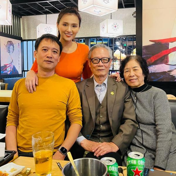 ữ diễn viên tuổi Sửu nhiều lần tiết lộ về gia đình chồng giàu có và yêu thương cô. Gia đình chồng cô không chỉ ủng hộ cô tiếp tục theo đuổi con đường nghệ thuật mà giúp Lã Thanh Huyền rất nhiều khi cô dấn thân vào con đường kinh doanh kim cương, làm chủ của chuỗi siêu thị.