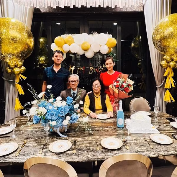 Trong mọi sự kiện trọng đại của cô, bố mẹ chồng đều có mặt ủng hộ.