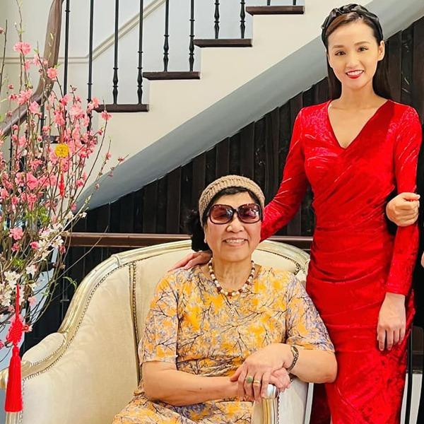 iêng với chồng, nữ diễn viên cho hay anh dù bận rộn nhưng luôn ở bên, cho cô nhiều lời khuyên, động viên và dìu dắt cô. "Anh ấy rất thông cảm và thấu hiểu khi tôi bước chân vào công việc kinh doanh. Anh ở bên và cho tôi rất nhiều", cô bày tỏ.