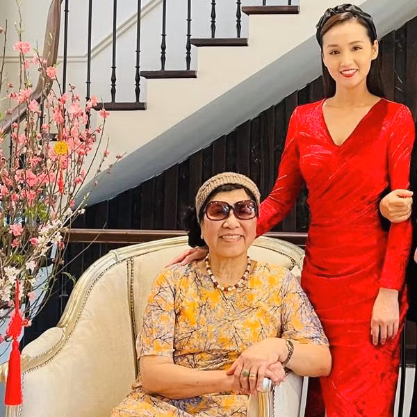 Riêng với chồng, nữ diễn viên cho hay anh dù bận rộn nhưng luôn ở bên, cho cô nhiều lời khuyên, động viên và dìu dắt cô. "Anh ấy rất thông cảm và thấu hiểu khi tôi bước chân vào công việc kinh doanh. Anh ở bên và cho tôi rất nhiều", cô bày tỏ.