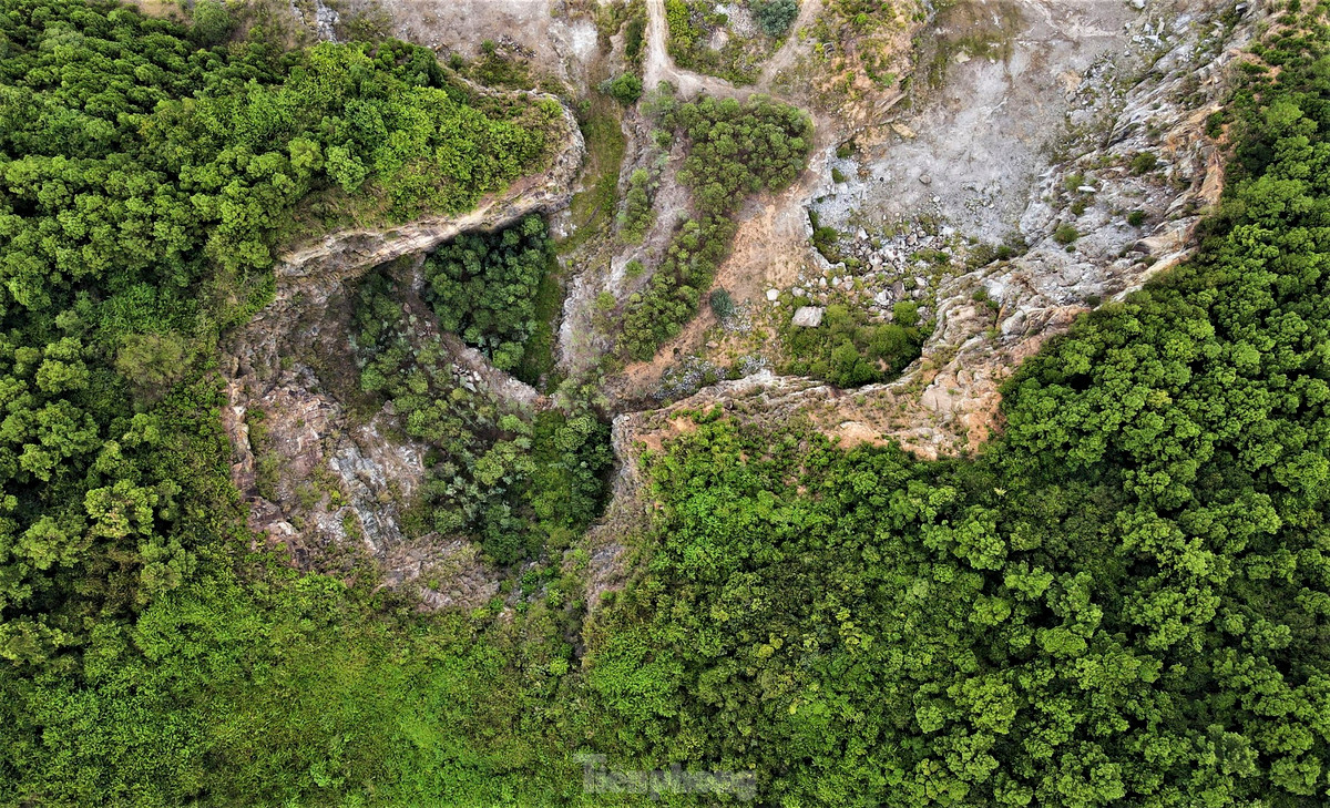 Những quả núi "lở loét" do bị khoét sâu trong quá trình khai thác khoáng sản chưa được hoàn phục môi trường thành những cái bẫy nguy hiểm.