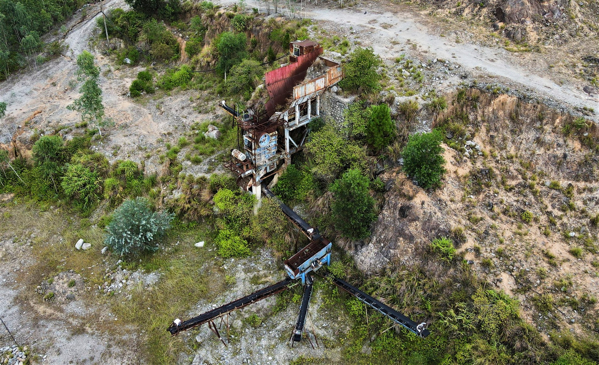 Ông Thái Lương, Chủ tịch UBND phường Đậu Liêu (thị xã Hồng Lĩnh) cho biết, trên địa bàn có 13 mỏ khai thác đá song đã đóng cửa, ngừng khai thác. Một số mỏ còn sản phẩm sẽ thực hiện bán và tháo dỡ máy móc, hoàn phục môi trường.