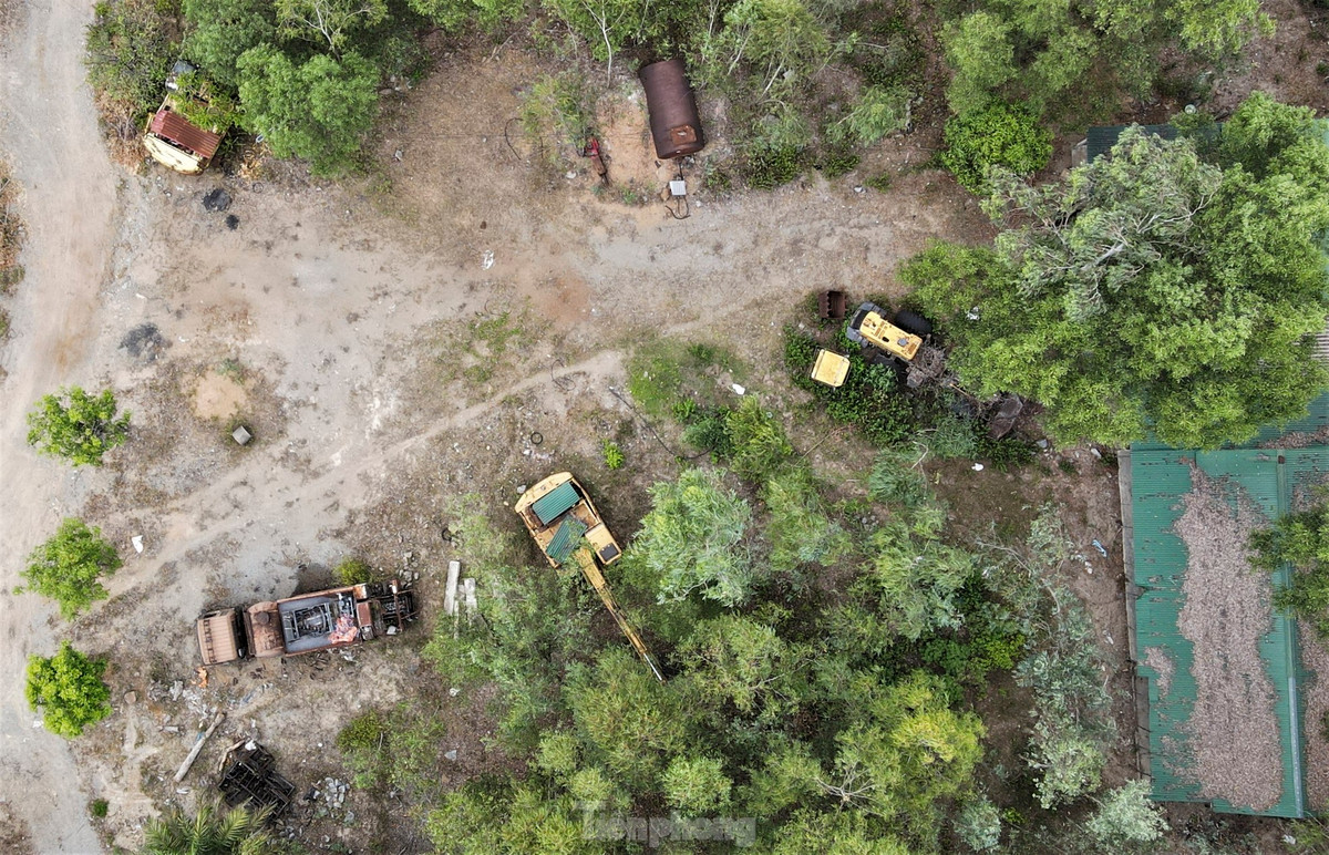 Các loại máy móc, ô tô phục vụ khai thác, vận chuyển khoáng sản nằm chỏng chơ, hoen gỉ ở các bãi đất trống dưới chân núi.