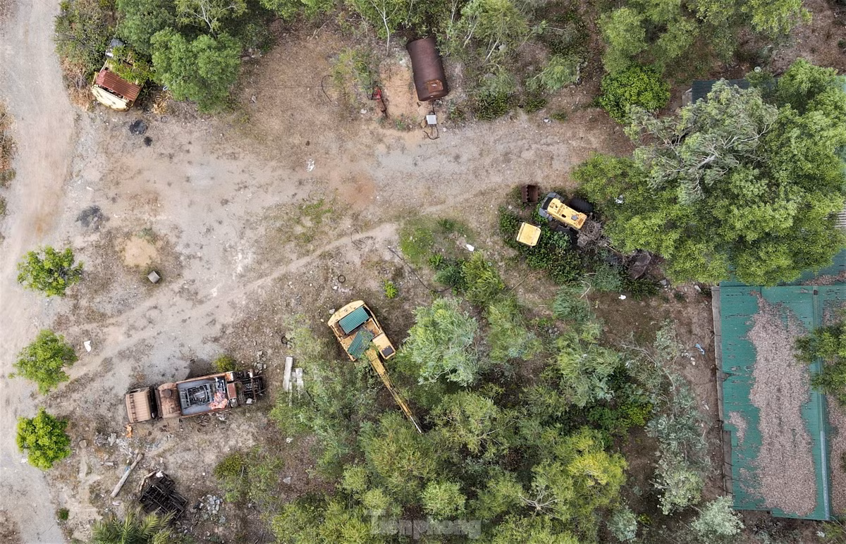 Các loại máy móc, ô tô phục vụ khai thác, vận chuyển khoáng sản nằm chỏng chơ, hoen gỉ ở các bãi đất trống dưới chân núi.