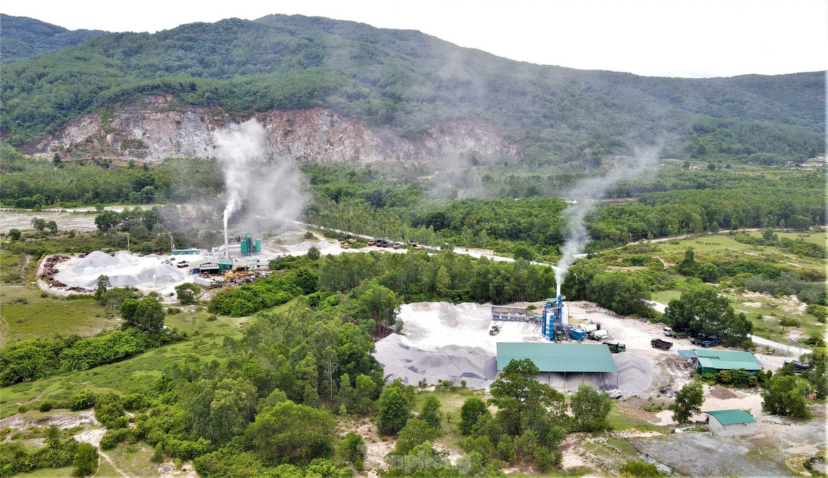 Theo thống kê của Sở TN&amp;MT Hà Tĩnh, dọc tuyến quốc lộ 1A, đoạn qua thị xã Hồng Lĩnh có 29 mỏ được cấp phép khai thác khoáng sản nhưng đều hết hạn, cấm khai thác vào năm 2015. Hiện, địa phận trên không còn mỏ nào hoạt động, ngoài một số mỏ còn sản phẩm. Theo quy định đối với những mỏ được cấp phép khi đã hết hạn khai thác và thuê đất thì buộc phải thu dọn máy móc, trả lại hiện trạng.