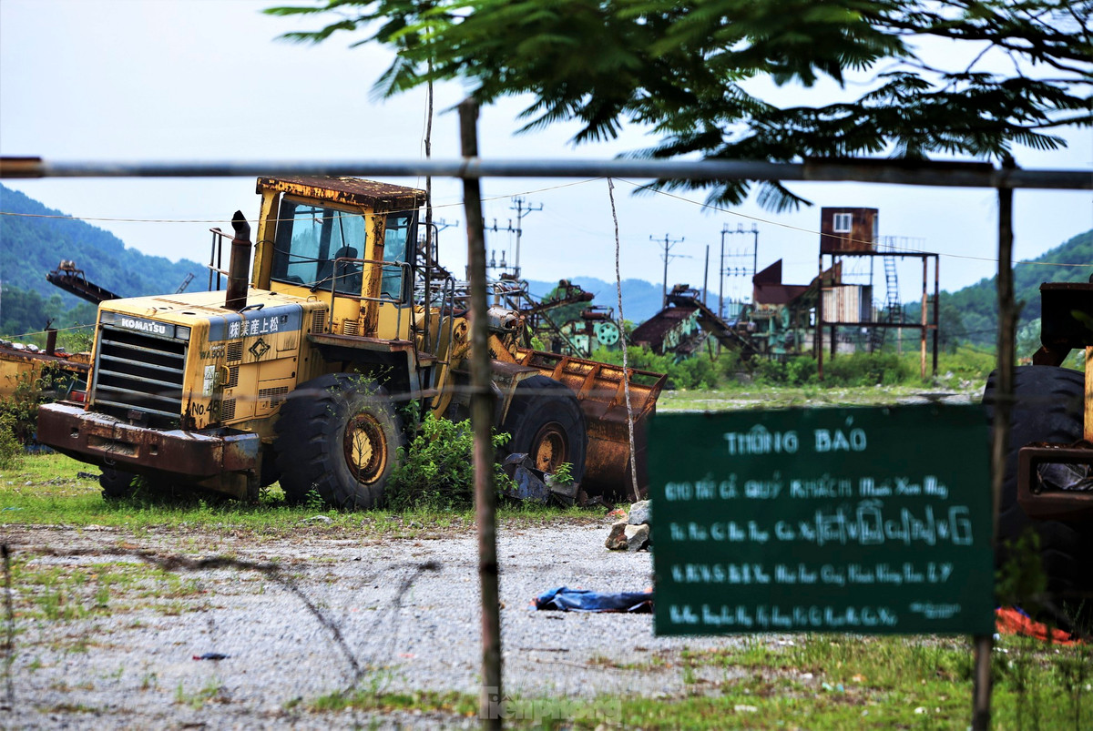 Tại khu đất ở tổ dân phố 8, phường Đậu Liêu (thị xã Hồng Lĩnh) có nhiều bãi tập kết máy móc, phương tiện khai thác của các công ty.
