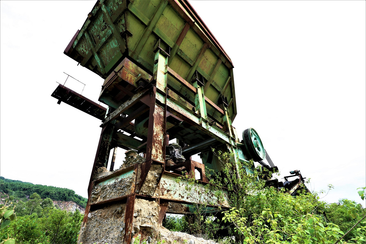Theo thời gian, những cỗ máy khai thác khoáng sản hư hỏng trở thành đống sắt vụn, cỏ dại mọc um tùm xung quanh.
