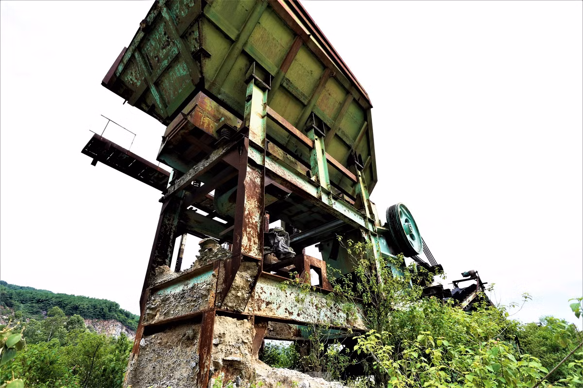 Theo thời gian, những cỗ máy khai thác khoáng sản hư hỏng trở thành đống sắt vụn, cỏ dại mọc um tùm xung quanh.