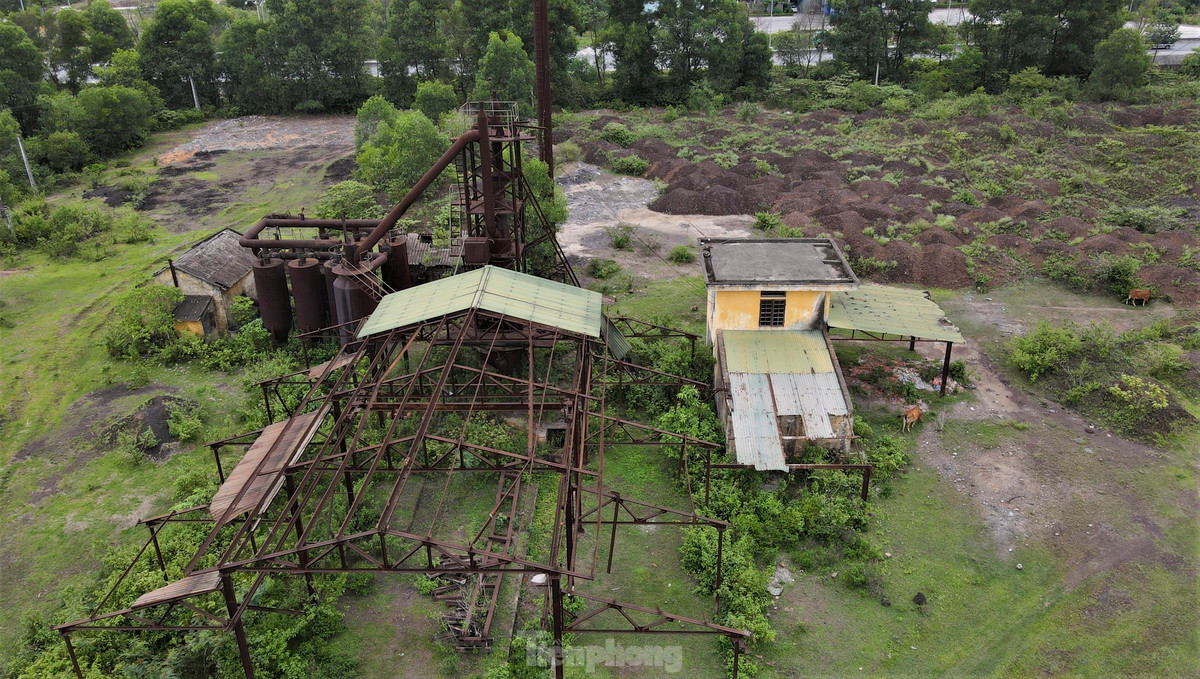 Một nhà xưởng tập kết, chế biến quặng thô ven quốc lộ 1 tuyến tránh thị xã Hồng Lĩnh bỏ hoang nhiều năm xuống cấp, thành nơi chăn bò.