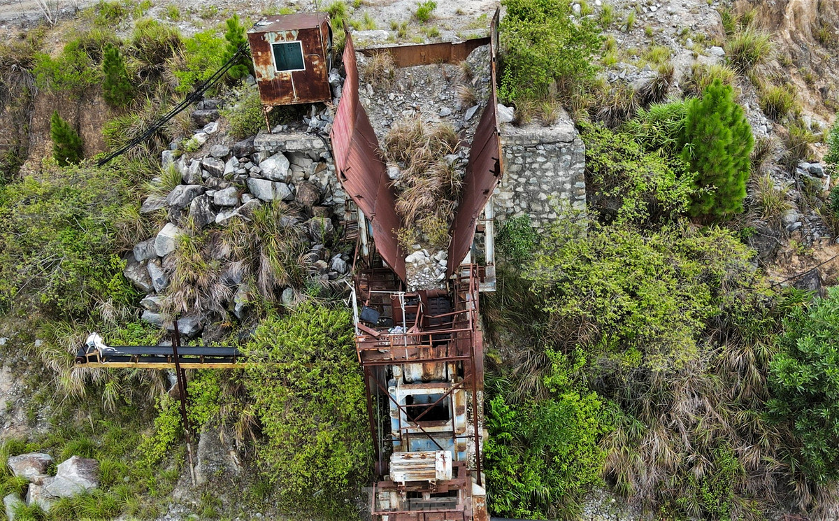 "Các mỏ đã dừng khai thác nhiều năm song công tác hoàn phục môi trường không triển khai hoặc chậm tiến hành. Nhiều mỏ để lại các hố sâu, máy móc, xe vận chuyển hư hỏng gây nguy hiểm cho người dân và gia súc đến khu vực. Địa phương nhiều lần kiến nghị lên các cấp, ngành xử lý song chưa có kết quả", vị lãnh đạo địa phương thông tin.