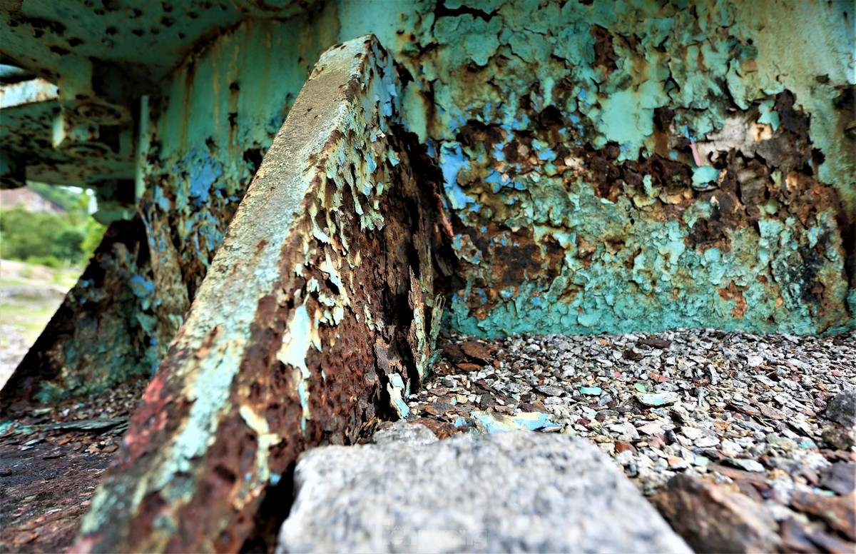 Khung cảnh nơi đây vắng lặng, hoang tàn với dây chuyền máy móc, thiết bị, phương tiện đã hỏng hóc.