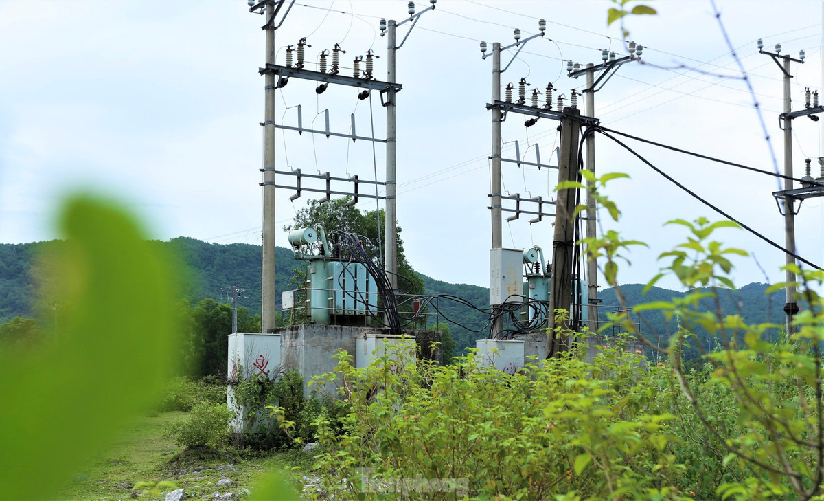 Hệ thống điện được kéo về các mỏ, nơi tập kết, chế biến khoáng sản chưa được di dời, tháo dỡ sau khi dừng hoạt động gây nguy hiểm cho người, gia súc qua lại khu vực.