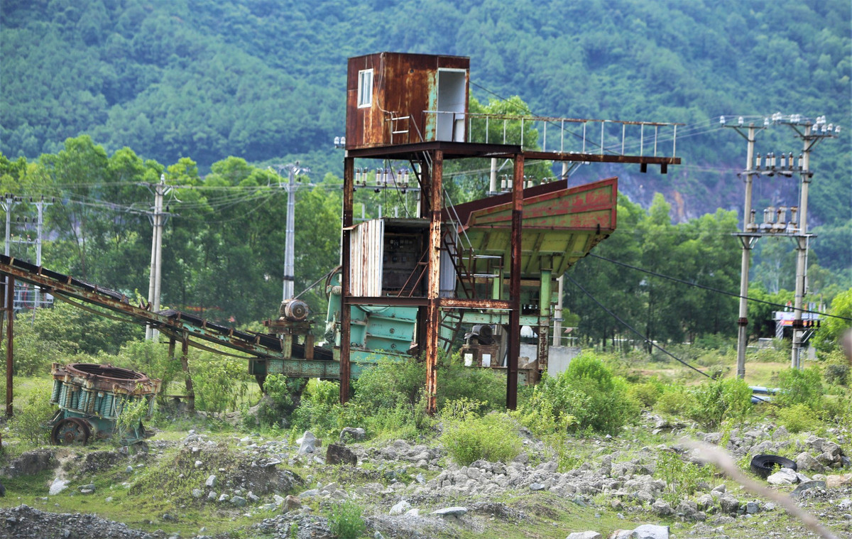 Sau khi bị dừng hoạt động, nhiều doanh nghiệp chưa di dời, tháo dỡ máy móc, phương tiện mà để lại công trường.