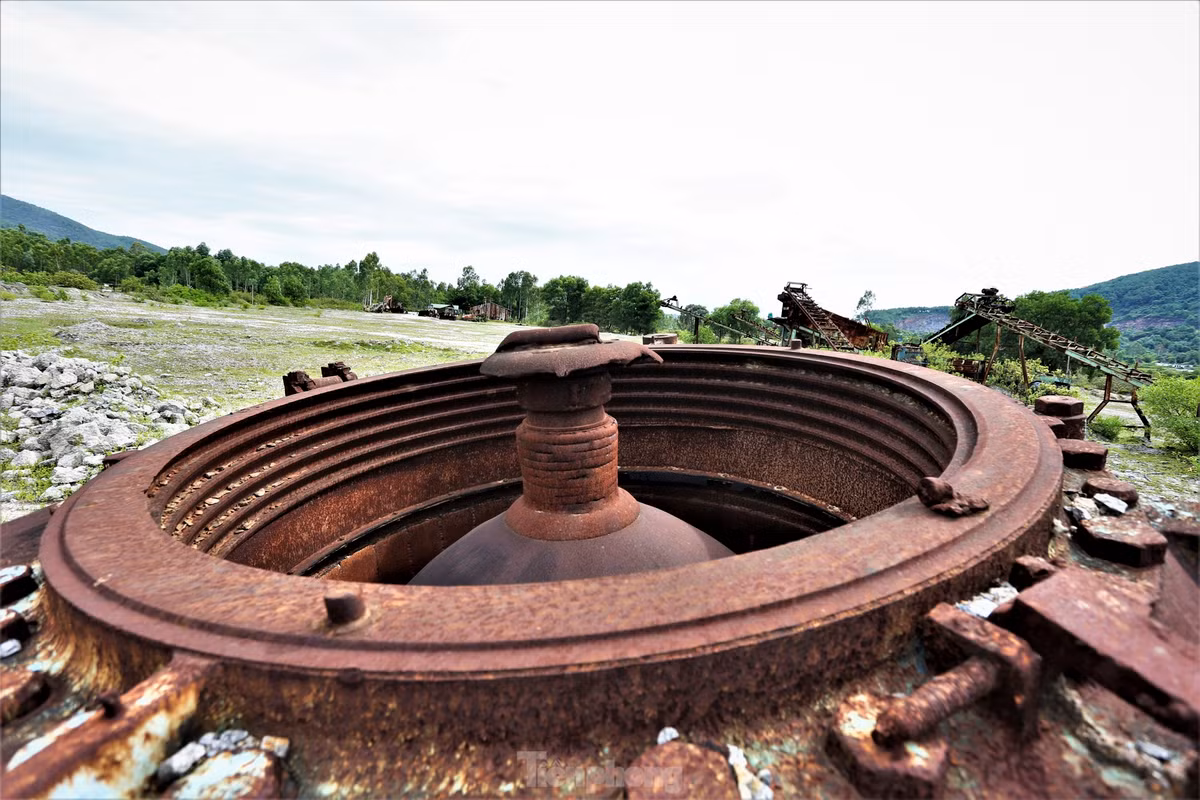 Máy móc, băng chuyền đá, sỏi hư hỏng, hoen gỉ bị bỏ lại công trường.