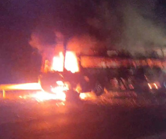 Hue: 26 hanh khach kip thoat nan khi xe khach boc chay du doi