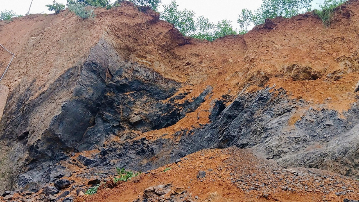 Một người tử vong trong vụ sạt lở đất ở Bắc Giang - Hình 2 Mot nguoi tu vong trong vu sat lo dat o Bac Giang-Hinh-2