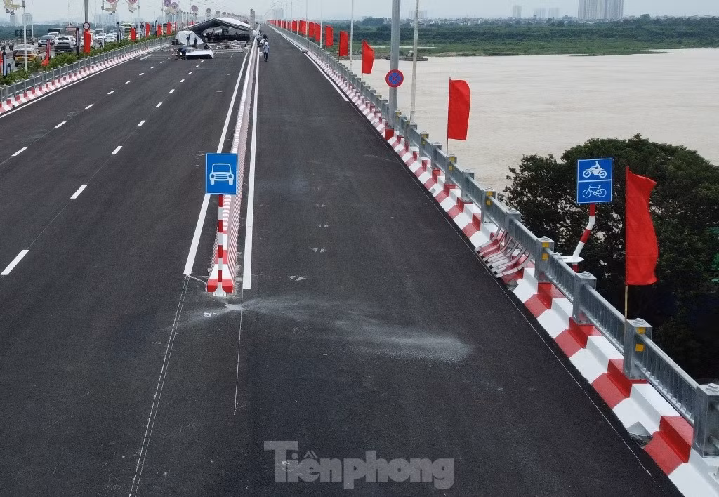 Làn xe ở bên phải cầu mới sẽ là làn đường hỗn hợp, trong đó có cho xe máy, xe đạp...