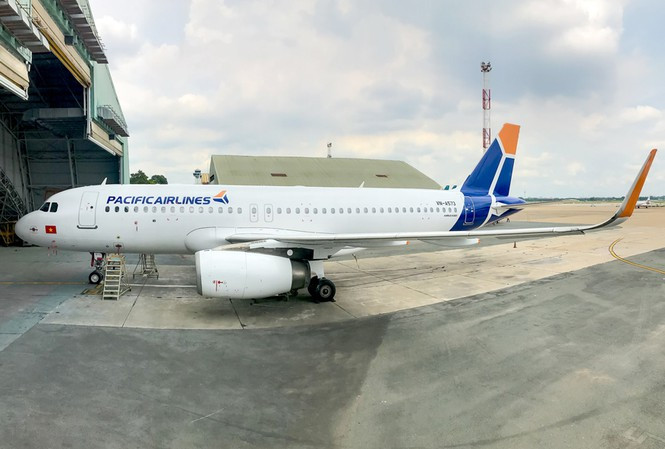 Hanh khach bi tam giu vi ho co bom tren may bay tai san bay Noi Bai