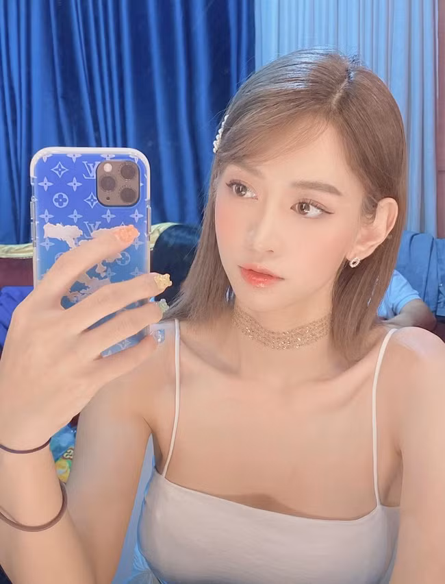 Một số người lại cho rằng, đó chỉ là một cách để cô nàng khoe trọn vẻ đẹp hình thể.