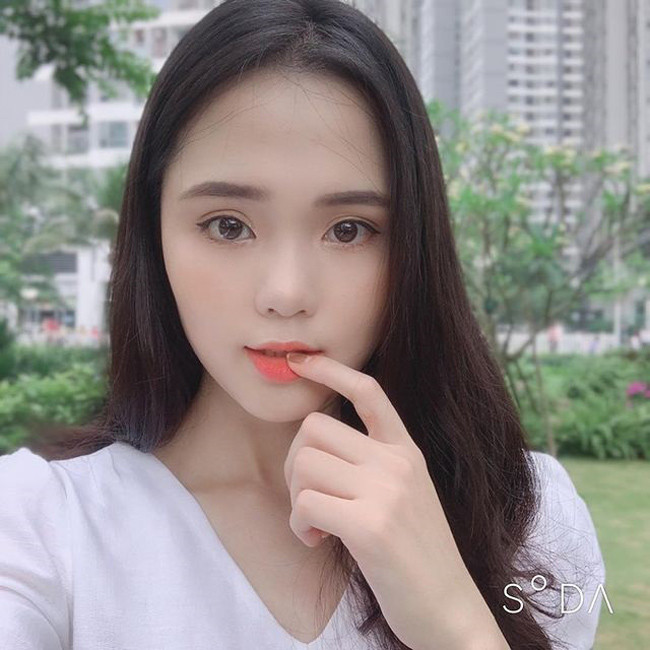 Trong đám cưới chính thức, Quỳnh Anh diện váy cưới có giá trị lên tới hàng tỷ đồng, là món quà chú rể Duy Mạnh dành riêng cho cô.