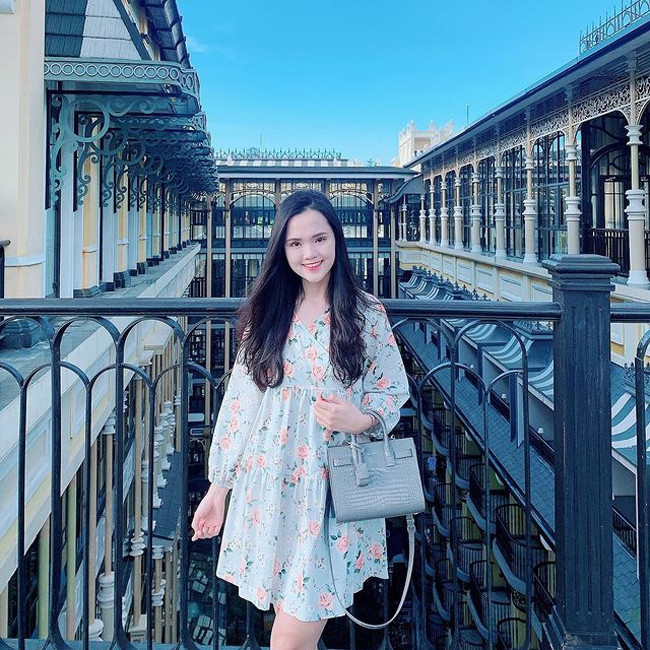 Cô sở hữu gương mặt bầu bĩnh, dễ thương.