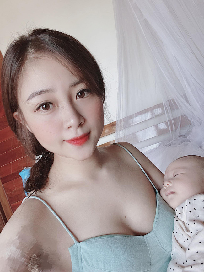 Trước khi làm vợ Văn Đức, cô nàng đã nổi tiếng với hình ảnh cô giáo mầm non xinh đẹp.