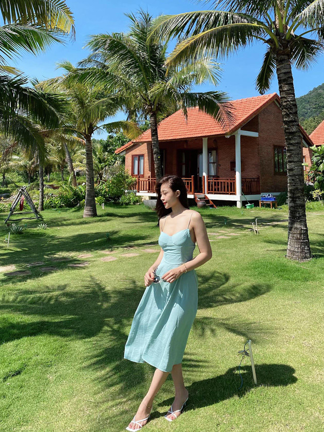 Nhật Linh sở hữu vóc dáng thon thả và gương mặt khả ái.