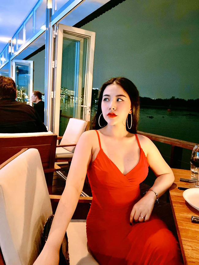 Cô còn sở hữu nhiều tài năng như nói được 3 thứ tiếng và chơi bốn loại nhạc cụ khác nhau.