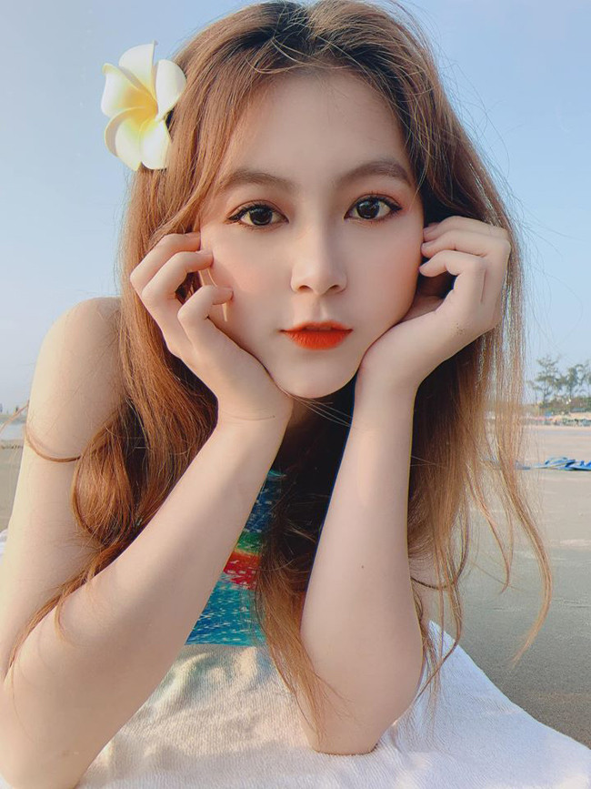 Loạt clip tổng hợp hình ảnh cô gái trẻ trên bục giảng xuất hiện trên một Fanpage thu hút hàng nghìn lượt xem.