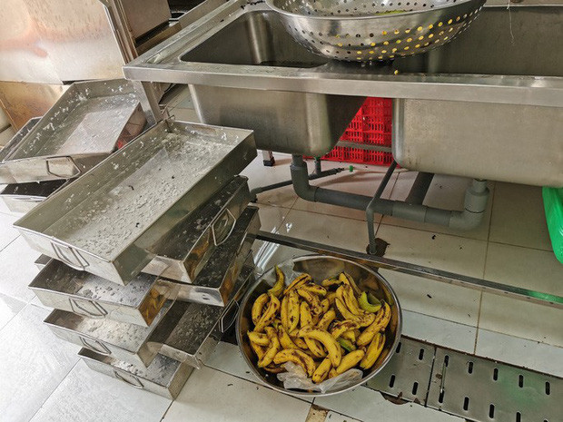 TP.HCM: Phu huynh bat khoc truoc bua an ban tru cua con lop 1-Hinh-2