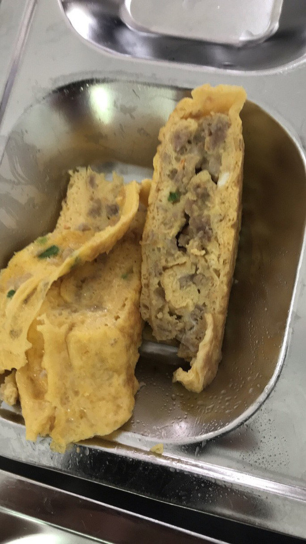 TP.HCM: Phu huynh bat khoc truoc bua an ban tru cua con lop 1-Hinh-4