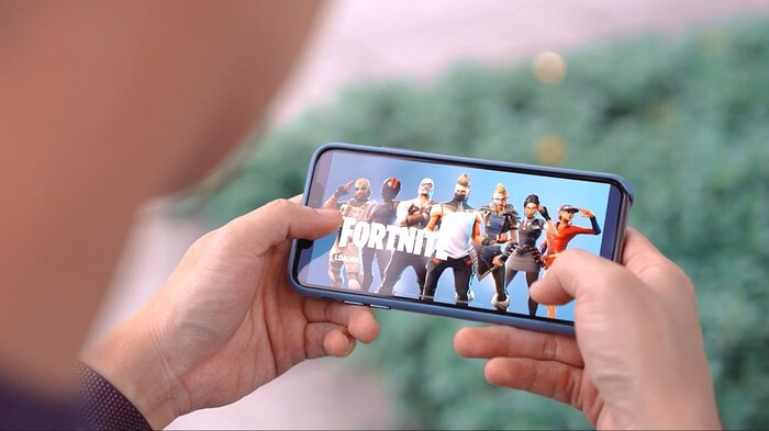 Tua game dinh dam Fortnite co the quay tro lai iPhone day bat ngo