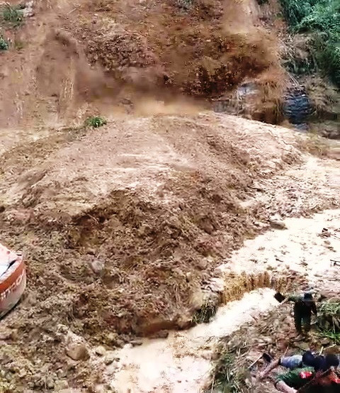 Lai sat lo khung khiep o Quang Nam, hang chuc nguoi thoat chet trong gang tac-Hinh-2