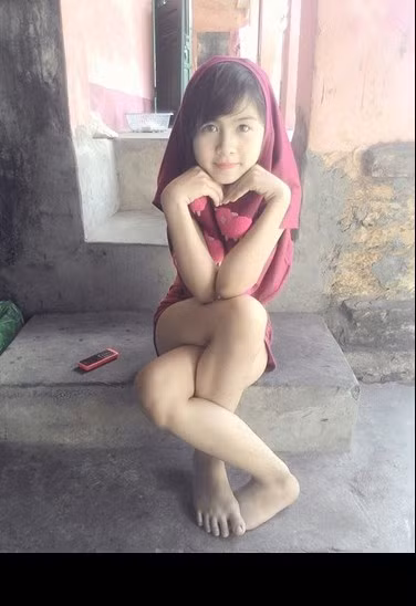 Bức ảnh được nữ sinh có nickname Ngố Thư chia sẻ lên trang cá nhân với dòng mô tả "Chắc ai đó không làm được đâu" khiến cư dân mạng rất thích thú. Bức ảnh nhanh chóng cán mốc 2 nghìn lượt thích và được chia sẻ đến nhiều diễn đàn mạng, fanpage nổi tiếng.