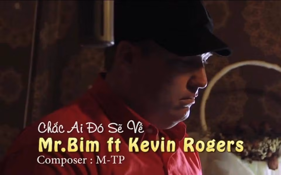 Hình ảnh thầy giáo Tây Kevin Rogers trong clip cover "Chắc ai đó sẽ về".