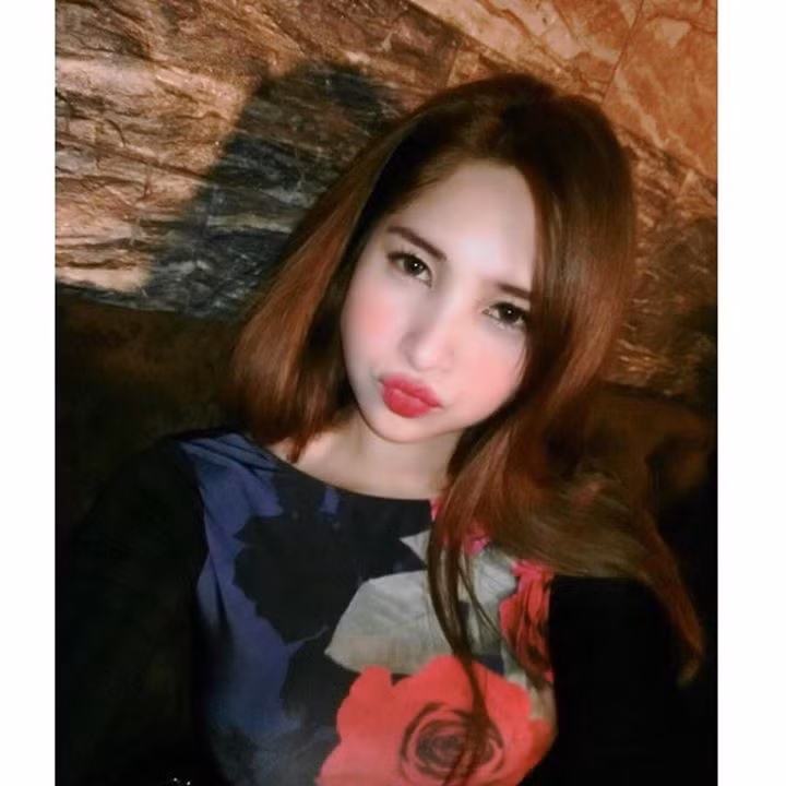 Đoàn Thị Diệu Linh, sinh năm 1993 là chủ một shop thời trang, mỹ phẩm online được khá nhiều bạn trẻ biết đến. Cô bạn được biết đến trên cộng đồng mạng với nickname Kẹo Bông, gây ấn tượng mạnh với vẻ đẹp lai Tây của mình.