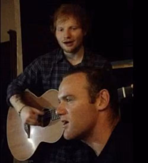 Rooney say sưa hát với sự hỗ trợ, đệm đàn của Ed Sheeran.