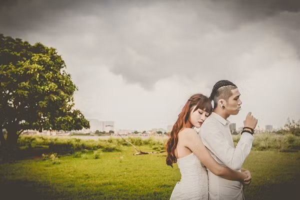 Đừng để chàng cảm thấy bị lạc lõng, bị hắt hủi. Cũng đừng trẻ con chờ đợi chàng chủ động làm hòa trước. Ảnh: FB.